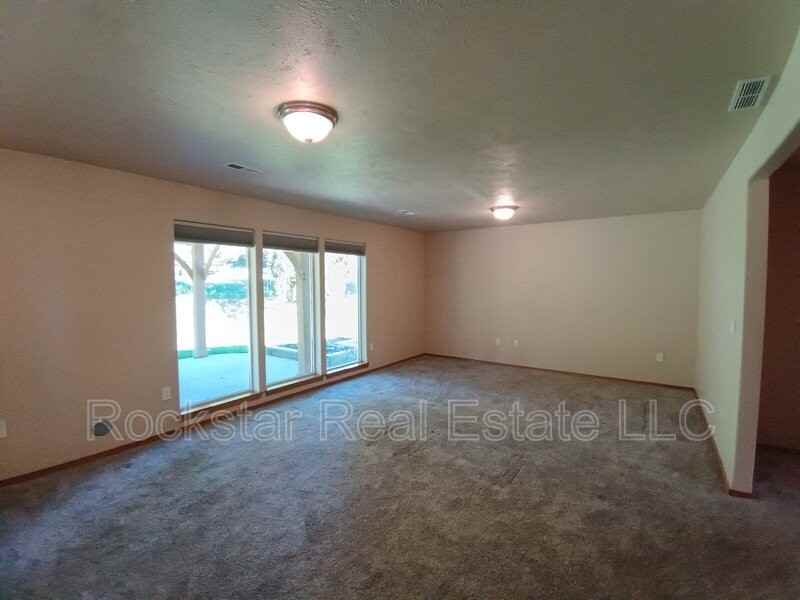 6720 S Moran View St - Photo 7 of 38