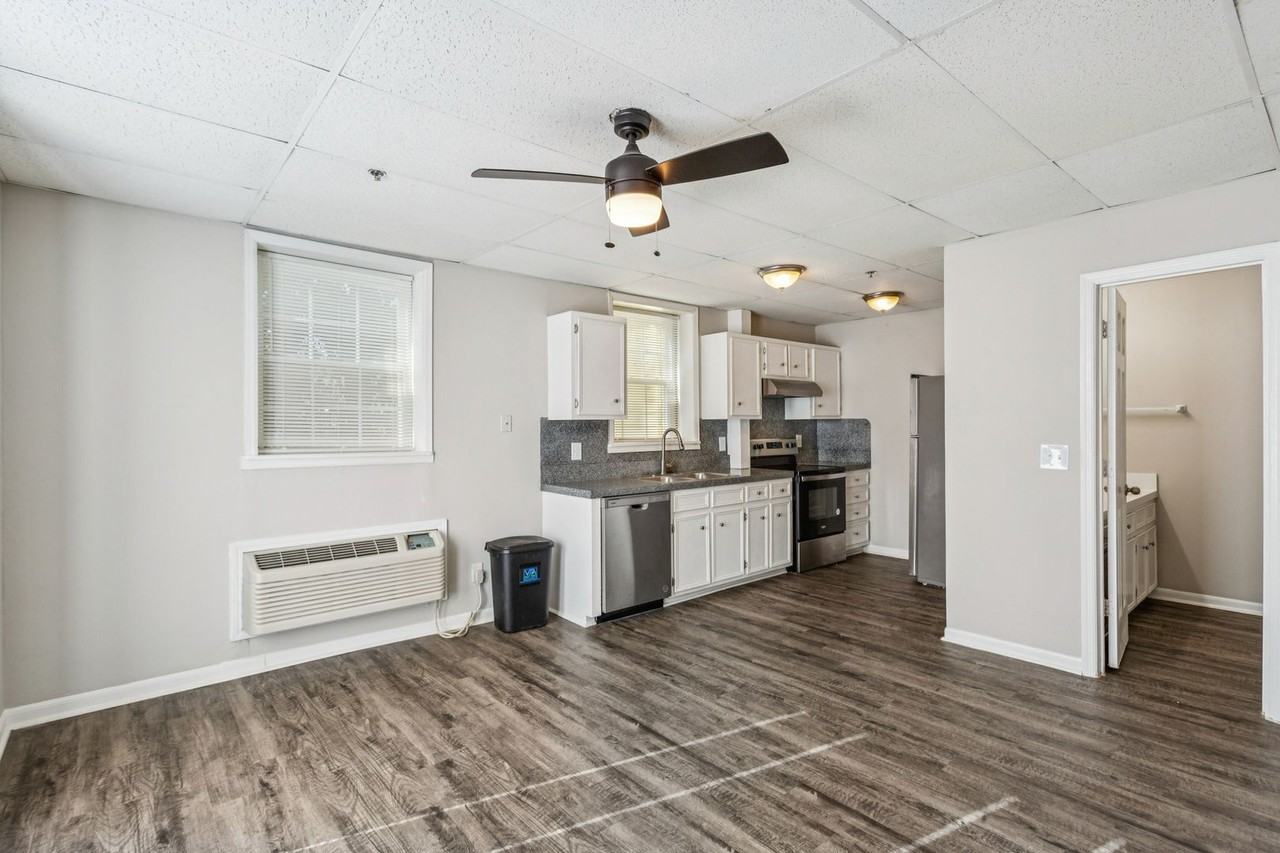 Victorian Village Apartments - Photo 4 of 39