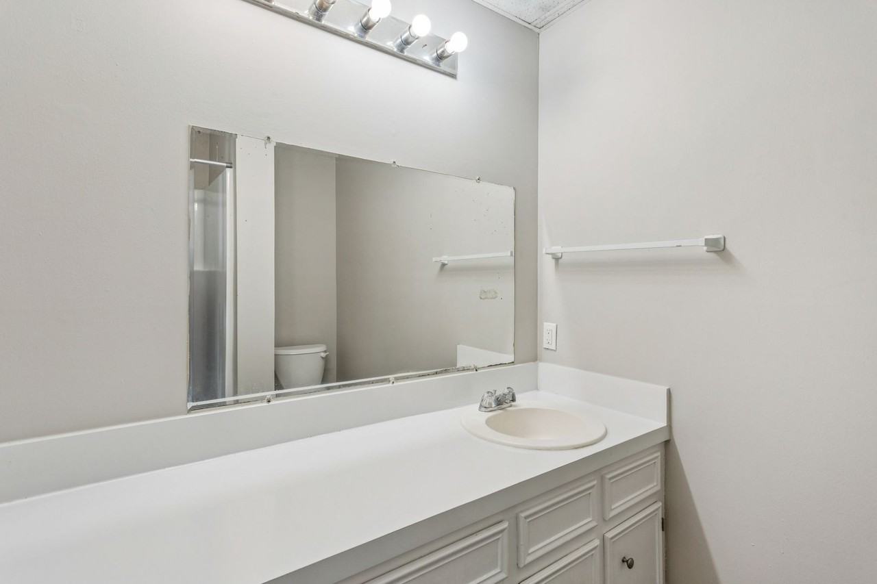Victorian Village Apartments - Photo 5 of 39
