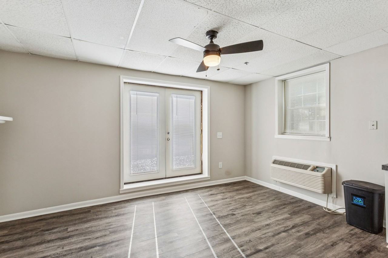 Victorian Village Apartments - Photo 6 of 39