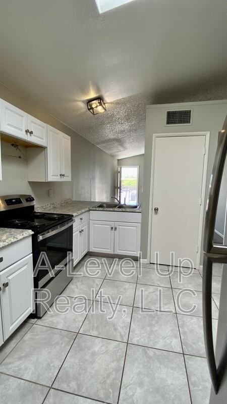 417 E Thoroughbred St - Photo 2 of 10