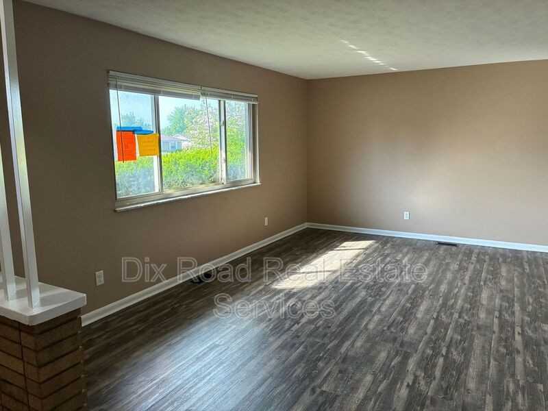 5261 Bromwick Dr - Photo 4 of 34