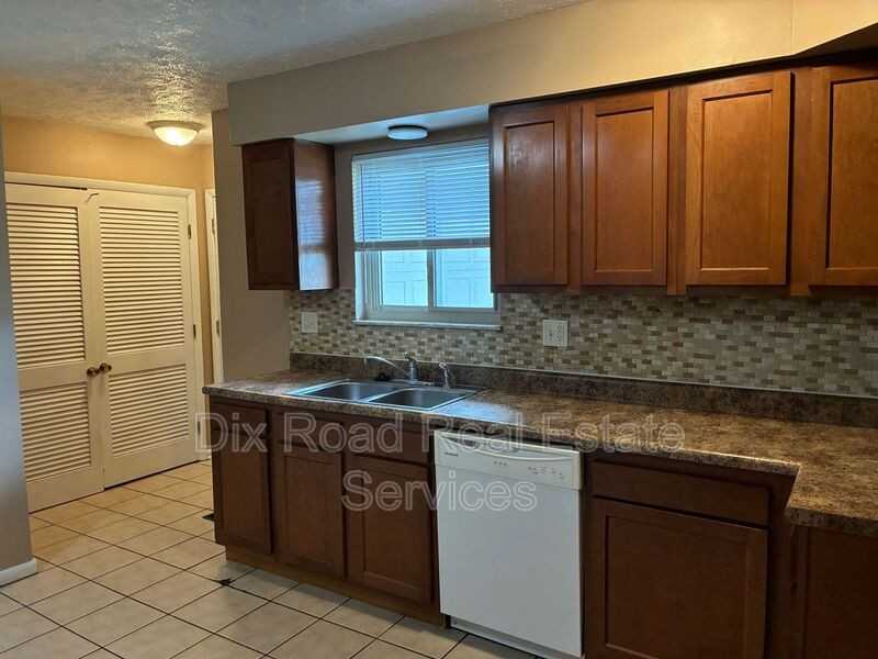 5261 Bromwick Dr - Photo 7 of 34