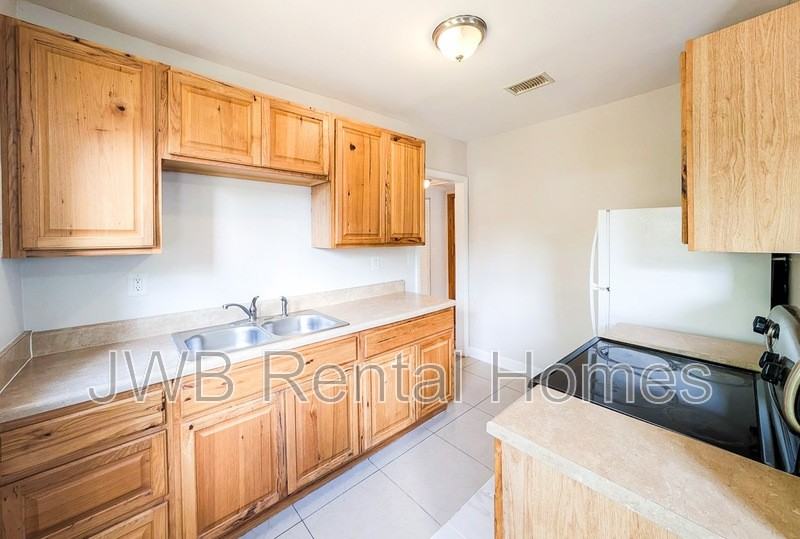 3312 Seville St W - Photo 2 of 16