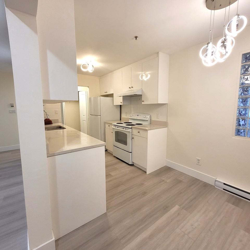 2428 East Broadway #401 - Photo 4 of 17