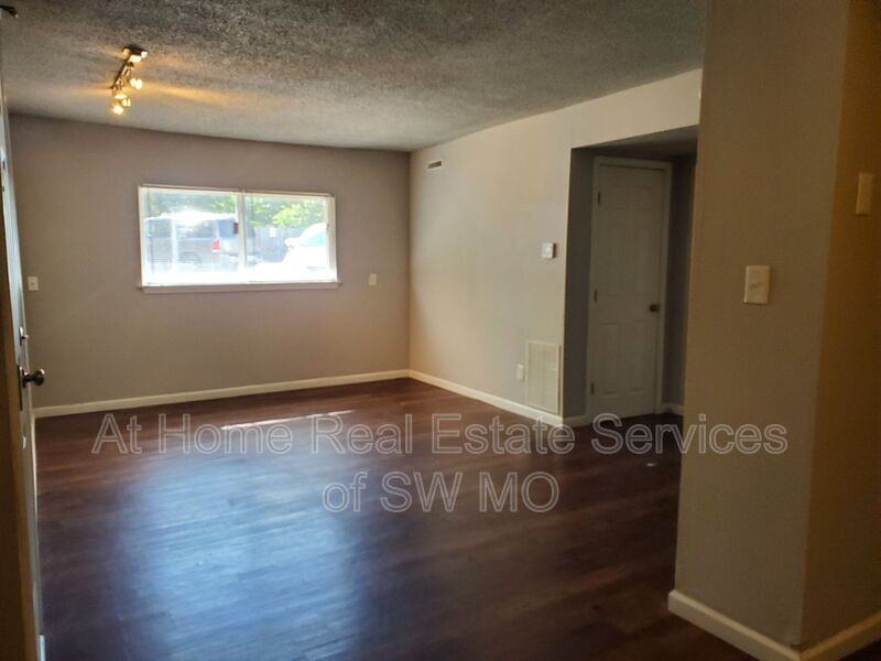 712 E Sunshine St #A04 - Photo 2 of 6