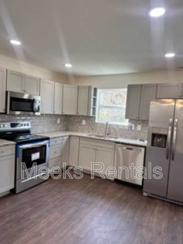 310 68th St Se #A - Photo 2 of 10