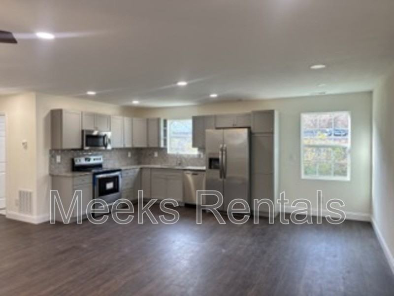310 68th St Se #A - Photo 3 of 10