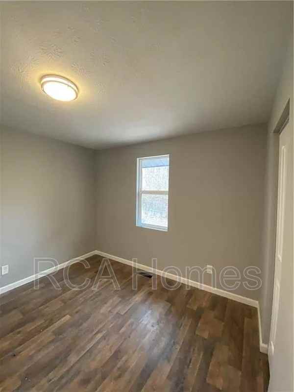 834 W 26th St - Photo 3 of 6