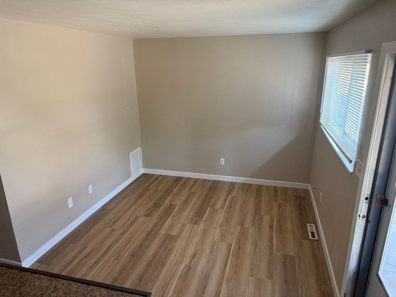 co1611 - Photo 2 of 12