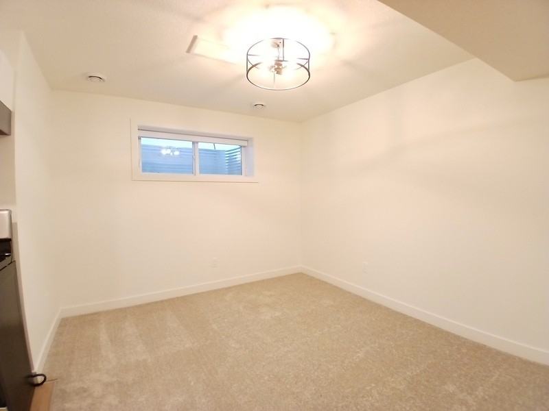 1954 209 St Nw - Photo 4 of 13