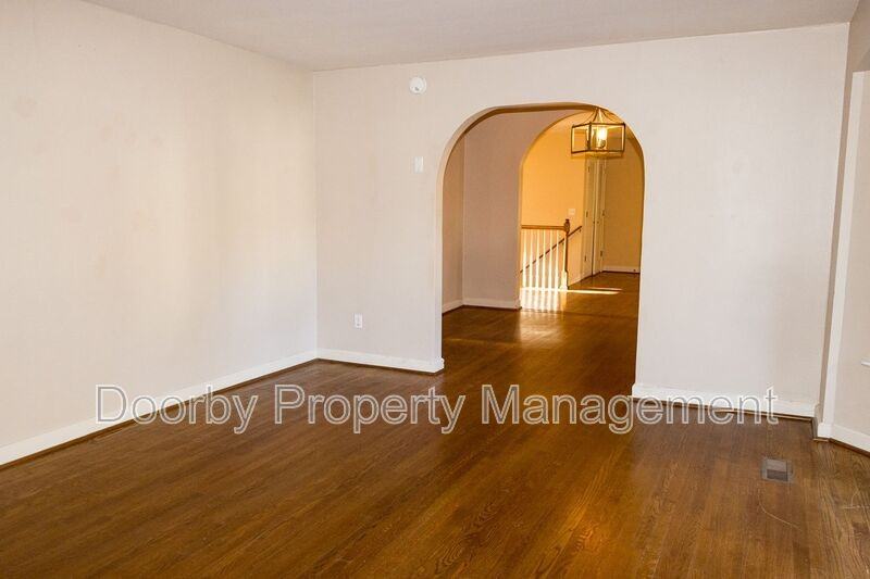 1711 Ashton St - Photo 5 of 35