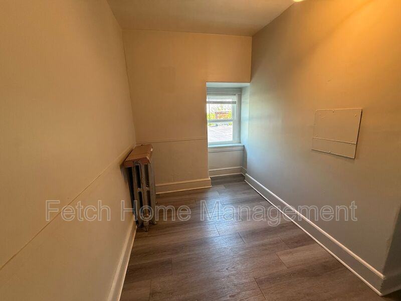 911 E King St - Photo 3 of 9