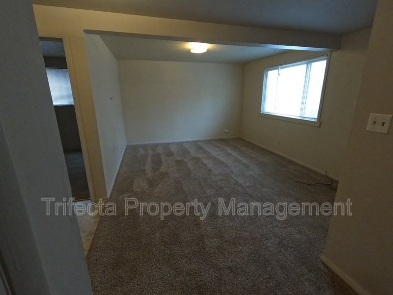 417 N Hollywood St - Photo 5 of 11