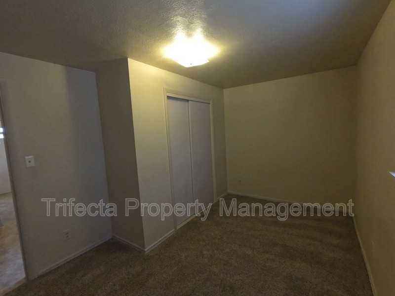 417 N Hollywood St - Photo 7 of 11