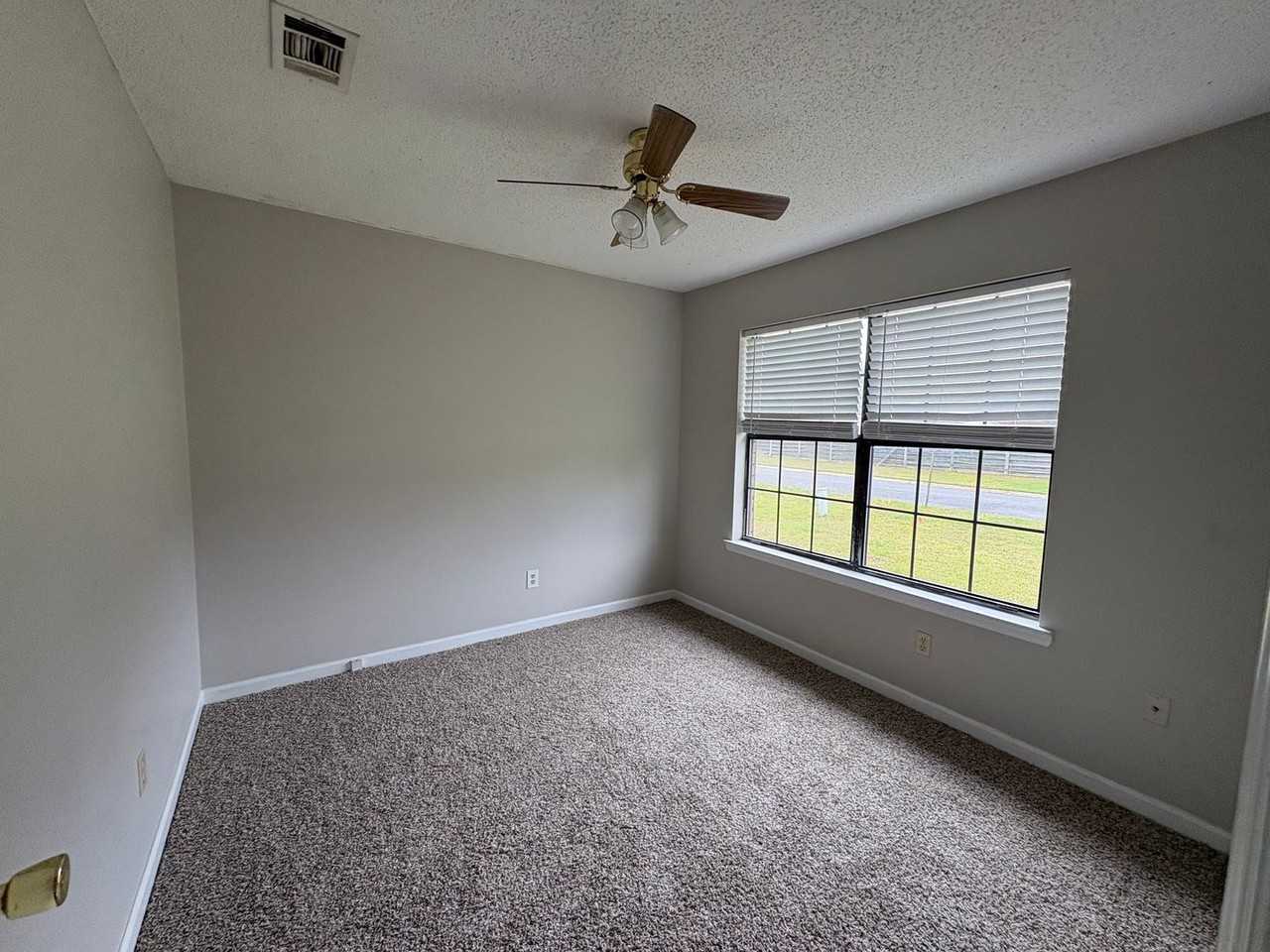 960 Gulfstream Rd - Photo 4 of 12