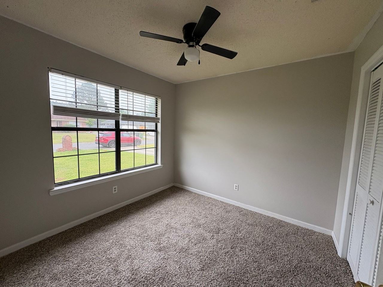 960 Gulfstream Rd - Photo 5 of 12