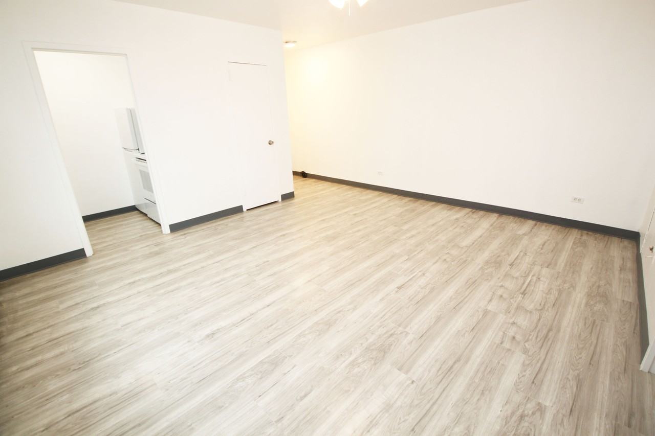 CALIFORNIA APARTMENTS -- 322 - Photo 2 of 7