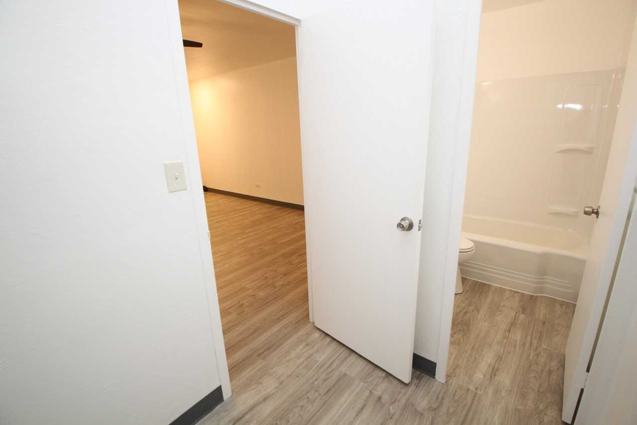 CALIFORNIA APARTMENTS -- 322 - Photo 5 of 7