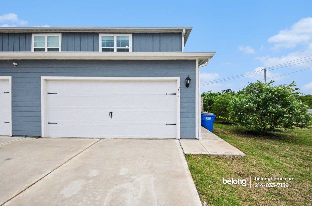 203 Marsh Ln - Photo 4 of 25