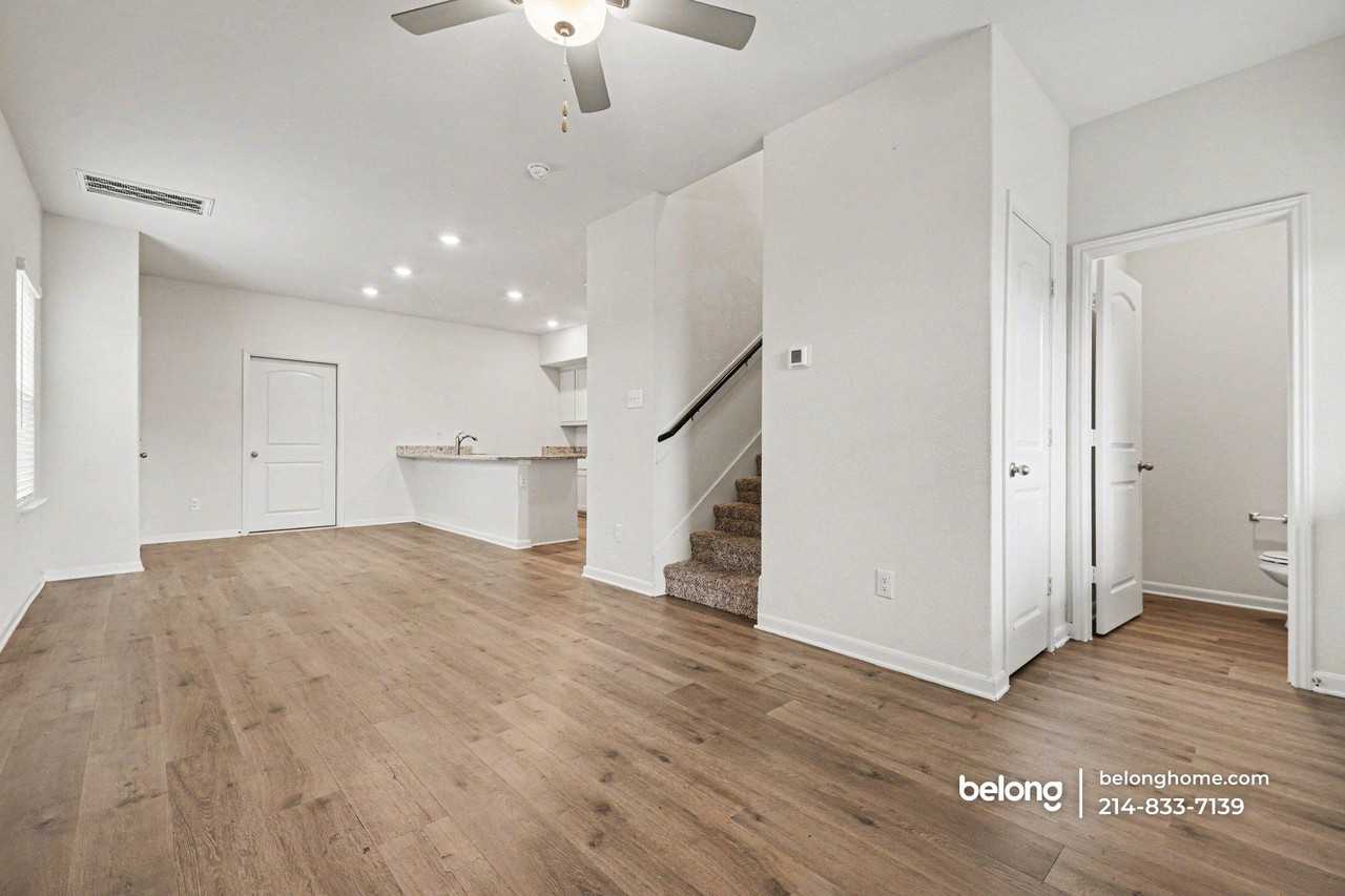 203 Marsh Ln - Photo 6 of 25