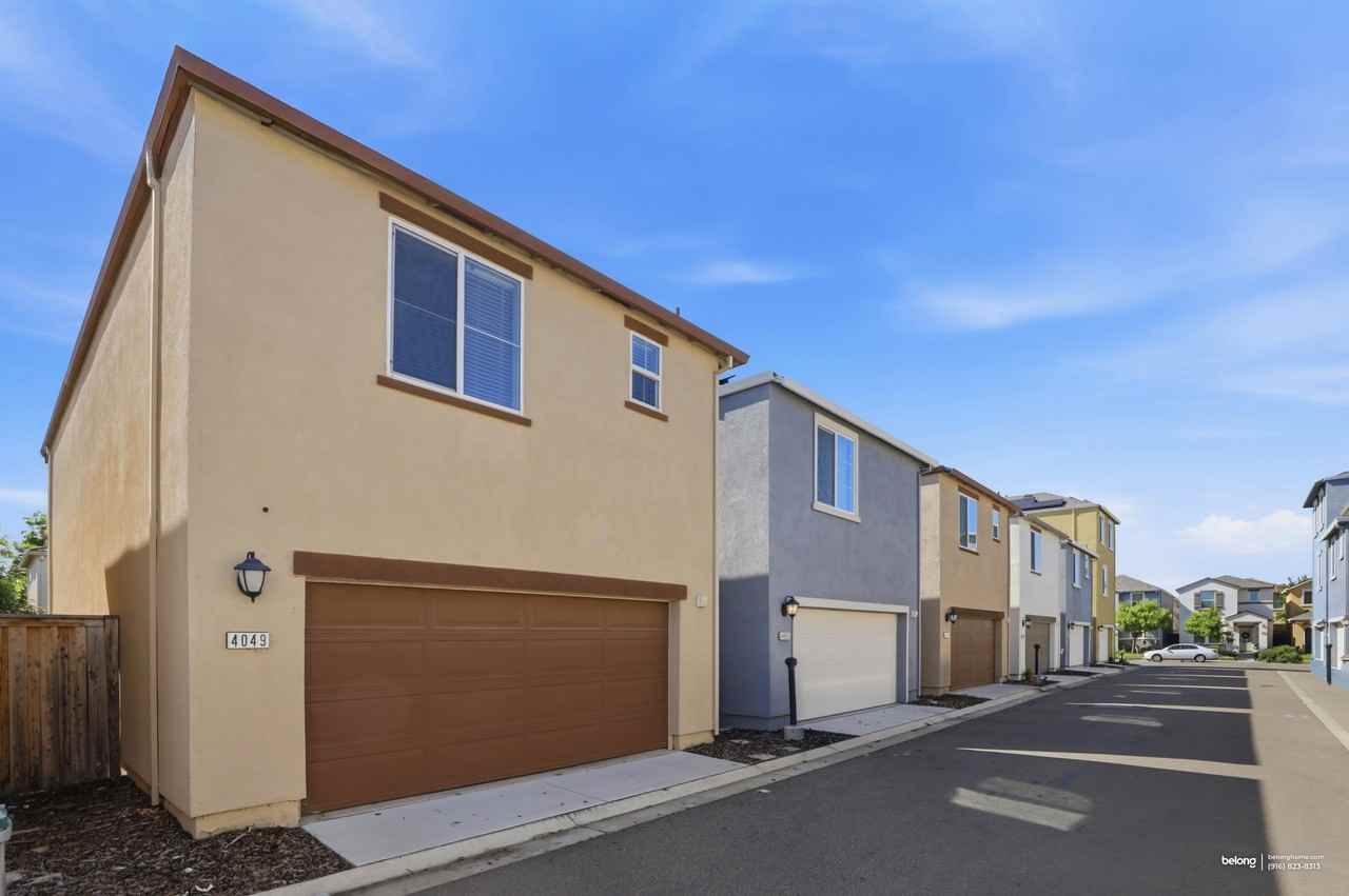 4049 Dover St - Photo 4 of 26