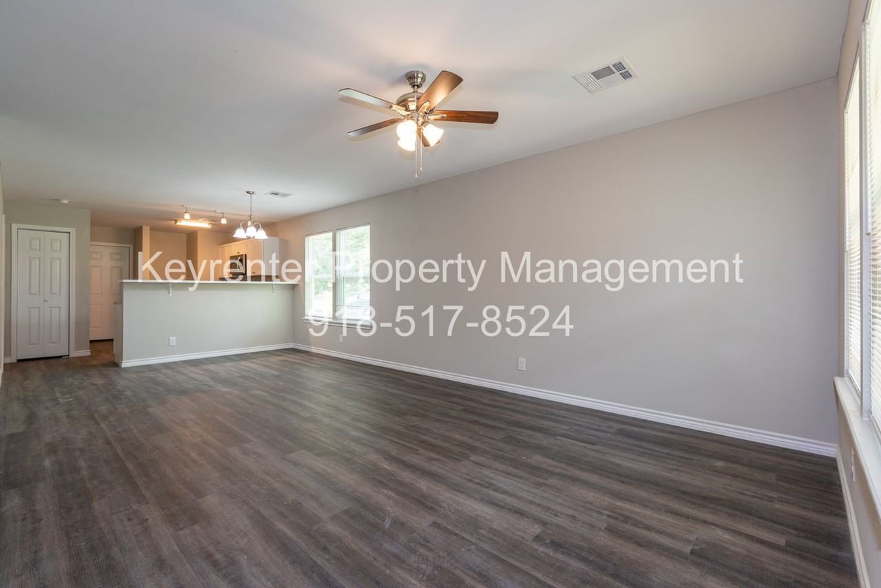 808 N Franklin Ave - Photo 7 of 40