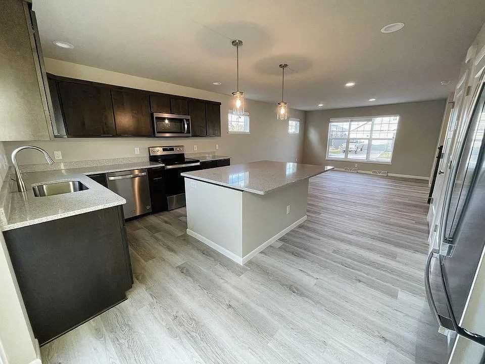 915 Blue Crane Run - Photo 3 of 12