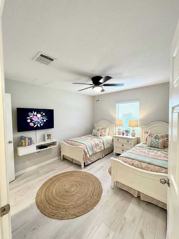 10402 Hinds St - Photo 3 of 6