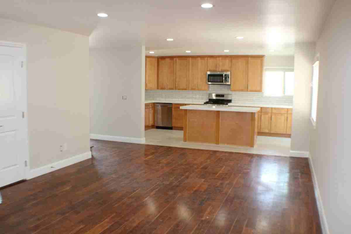 2202 Phelan Ln - Photo 5 of 15