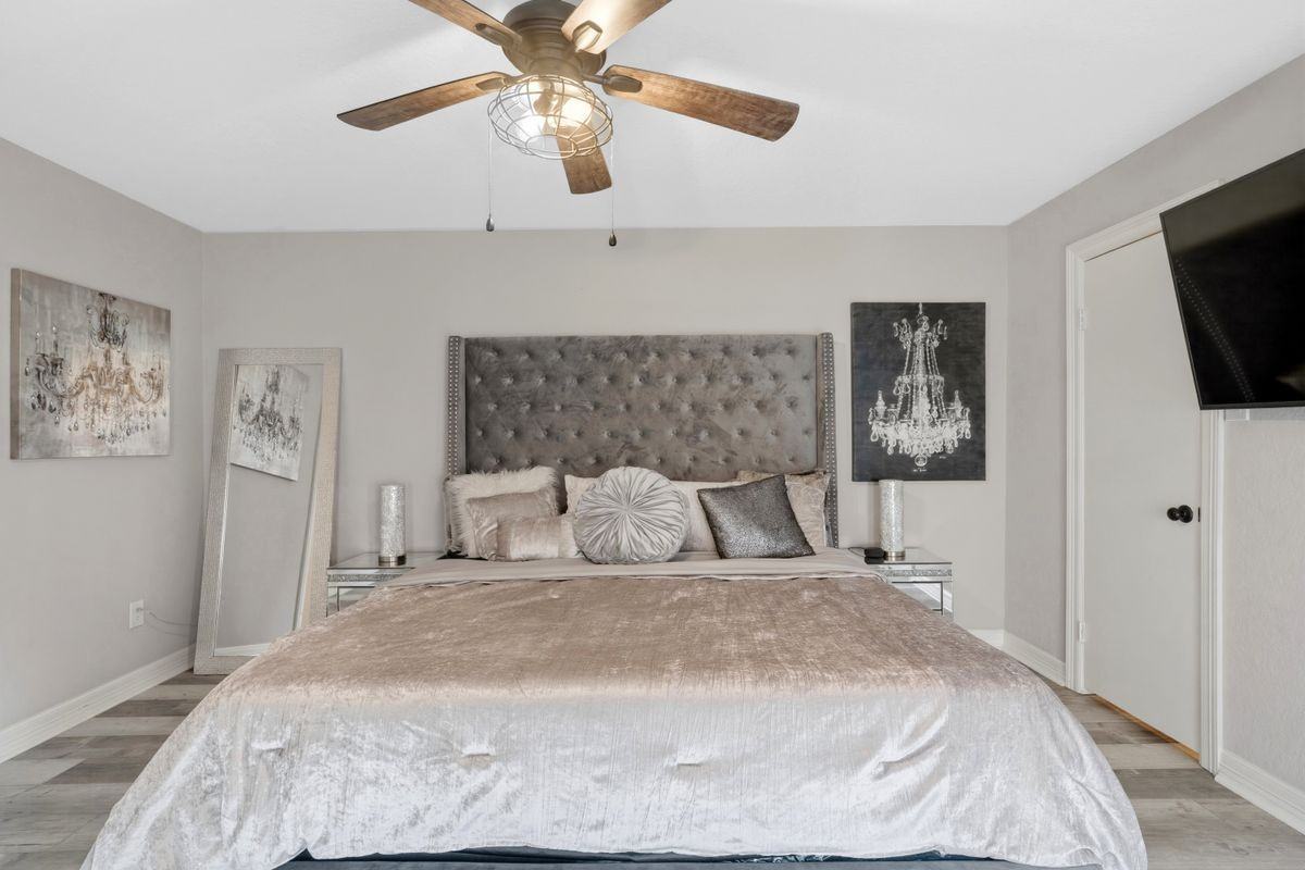 2938 Camelot Ln - Photo 3 of 33