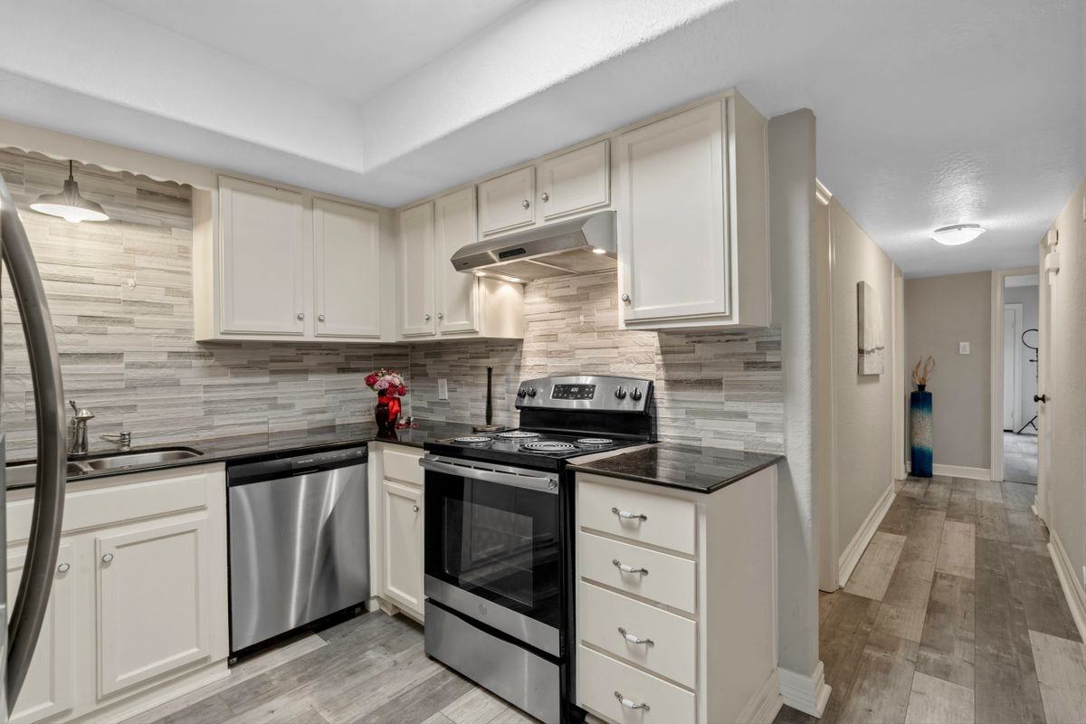 2938 Camelot Ln - Photo 4 of 33