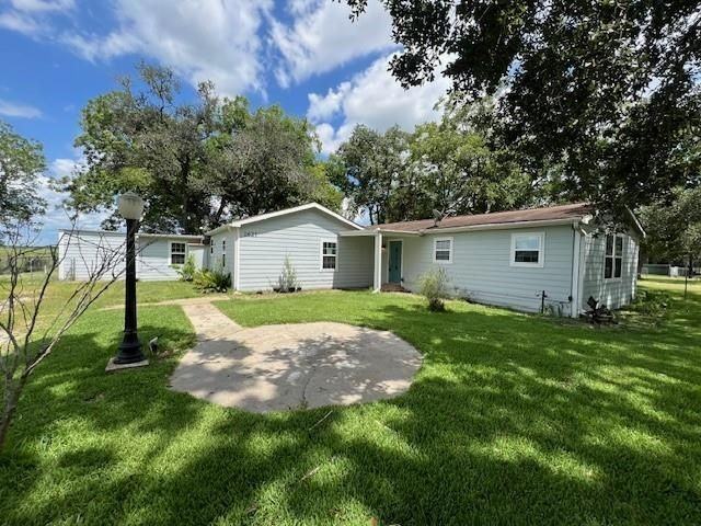 1621 Bayou Dr - Photo 2 of 9