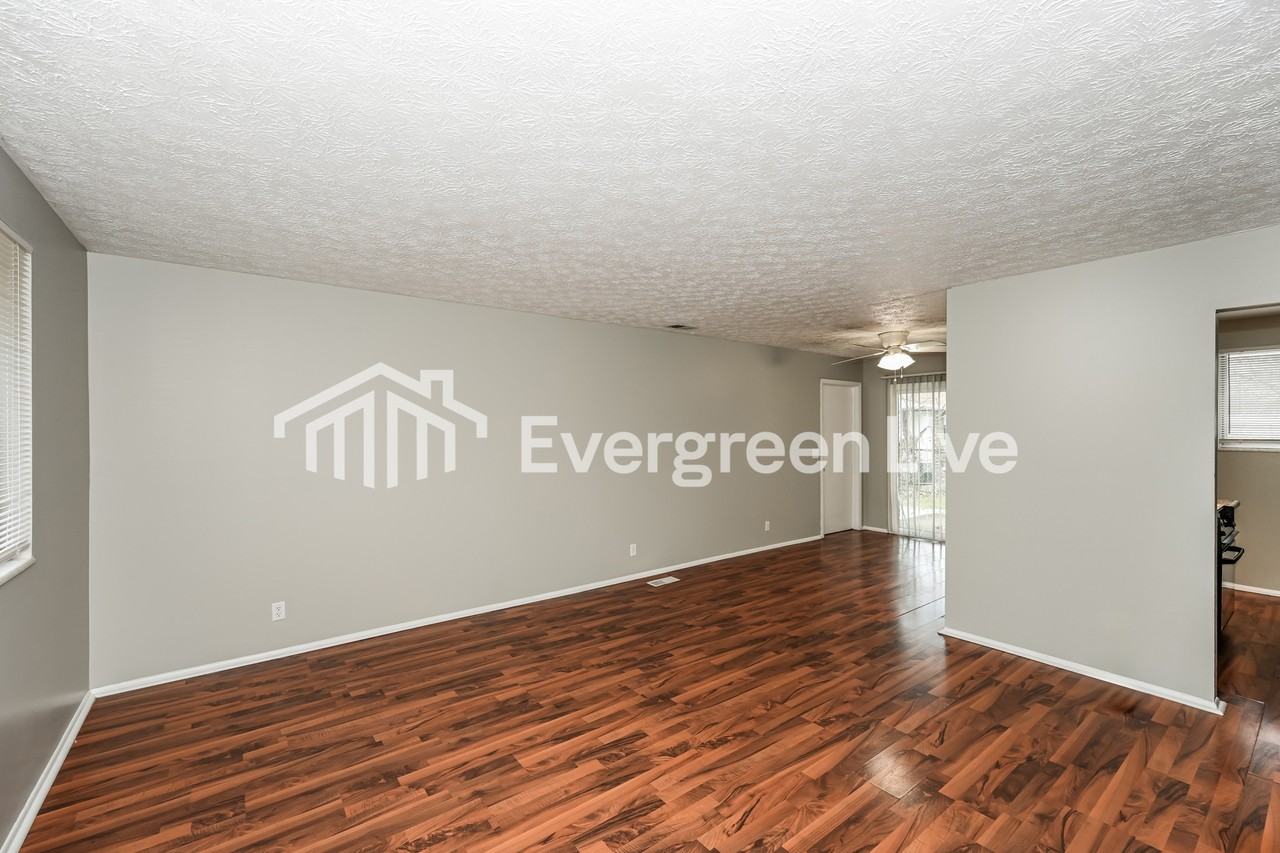 10226 Storm Dr - Photo 3 of 15