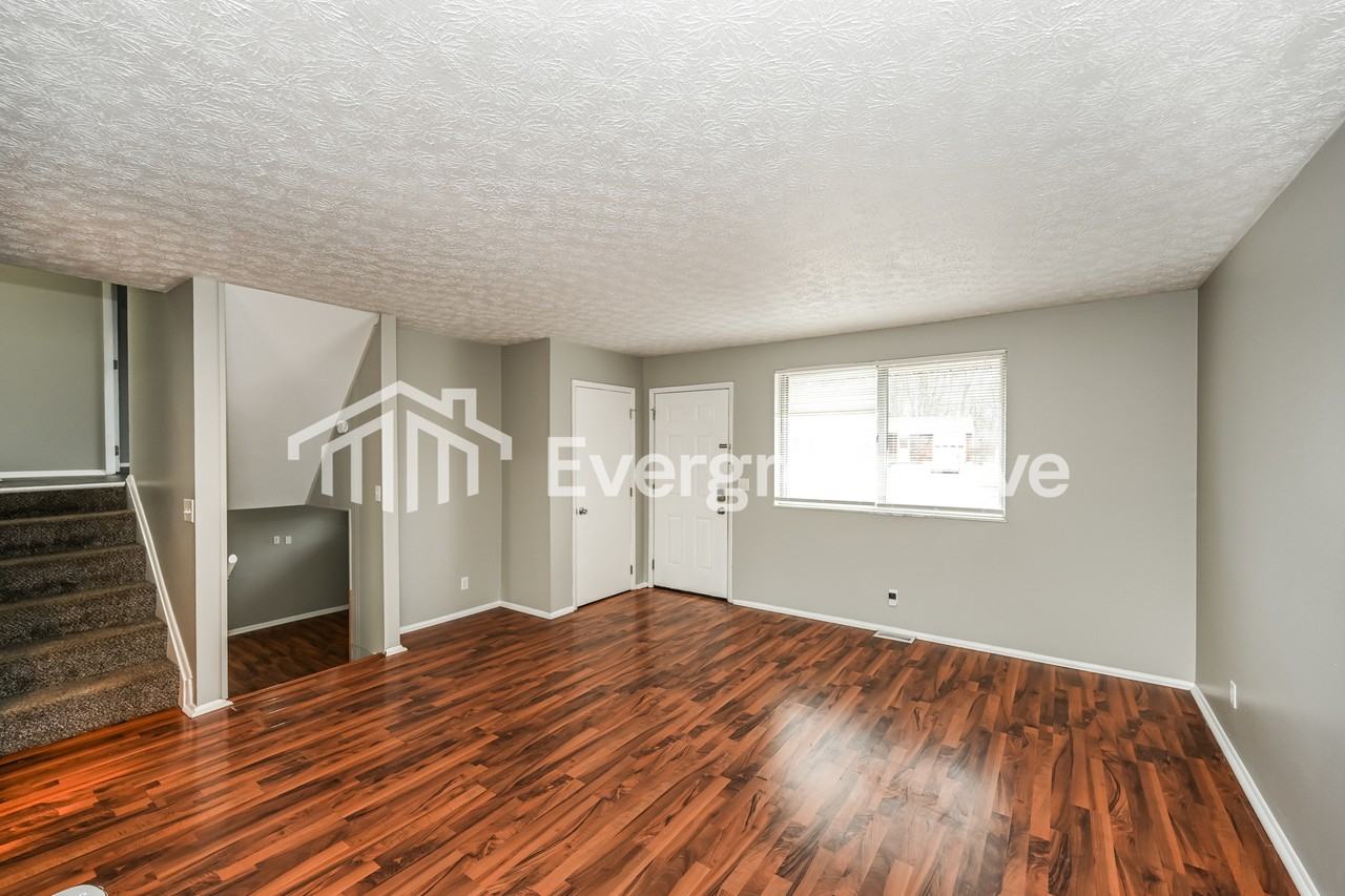 10226 Storm Dr - Photo 4 of 15