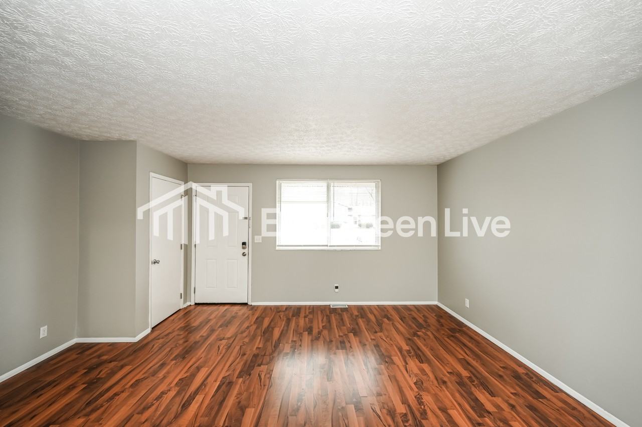 10226 Storm Dr - Photo 5 of 15