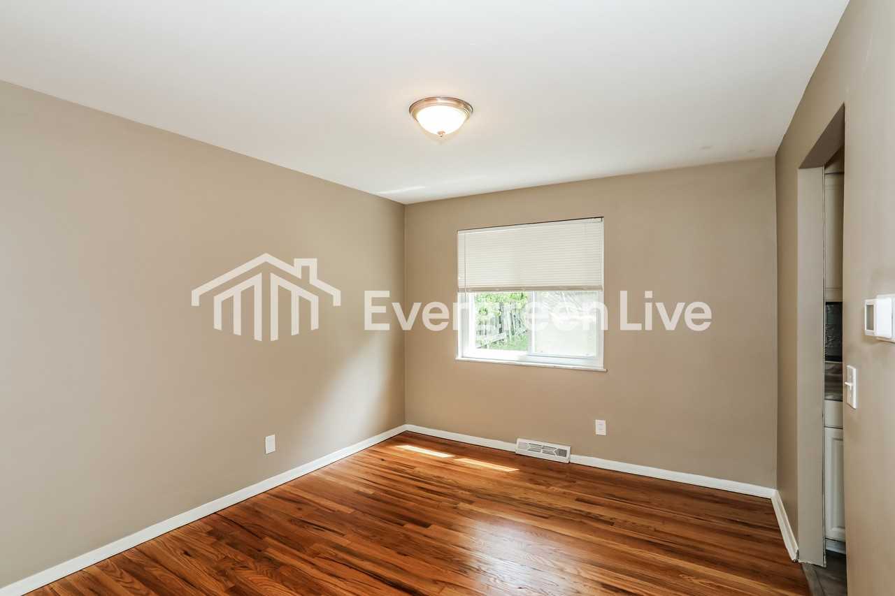 1121 Hollywood Ave - Photo 3 of 15