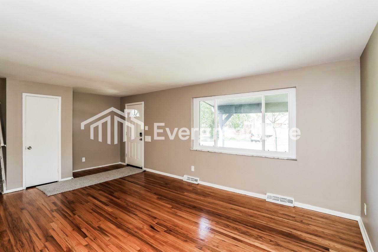 1121 Hollywood Ave - Photo 4 of 15