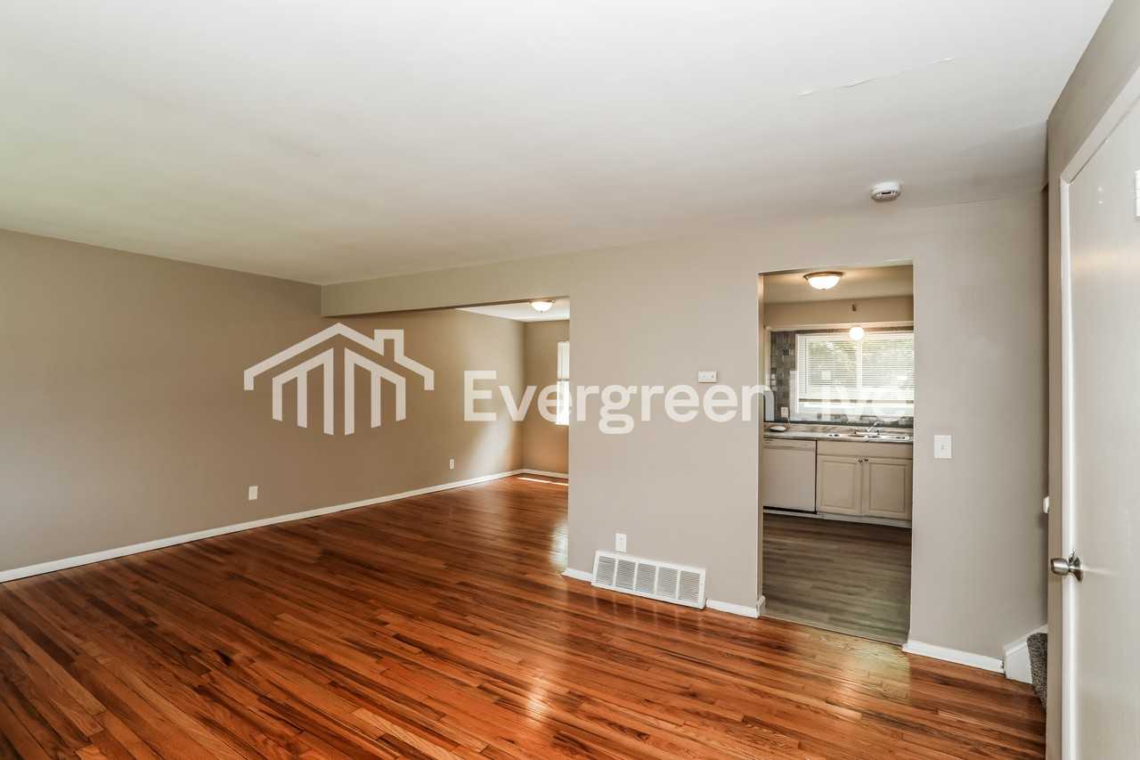 1121 Hollywood Ave - Photo 5 of 15