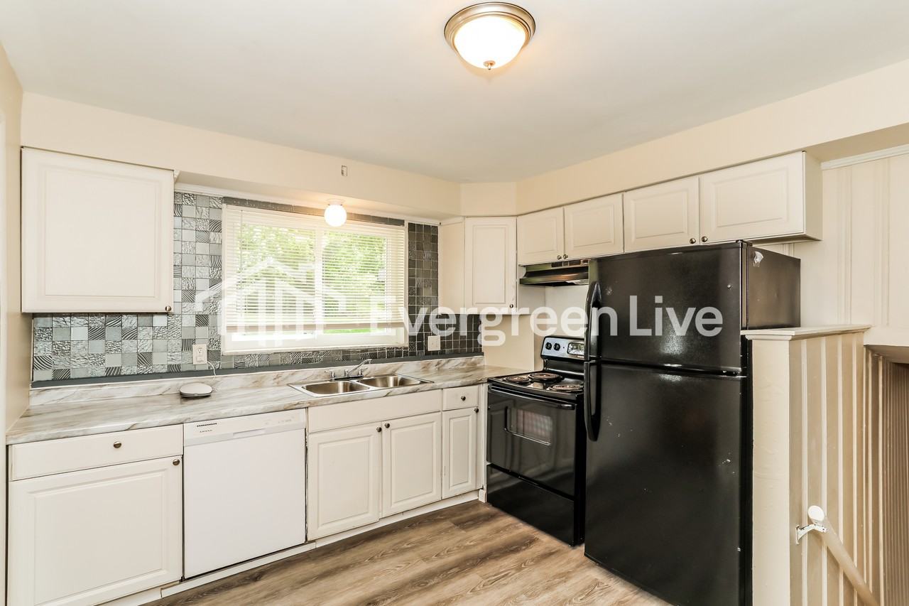 1121 Hollywood Ave - Photo 6 of 15