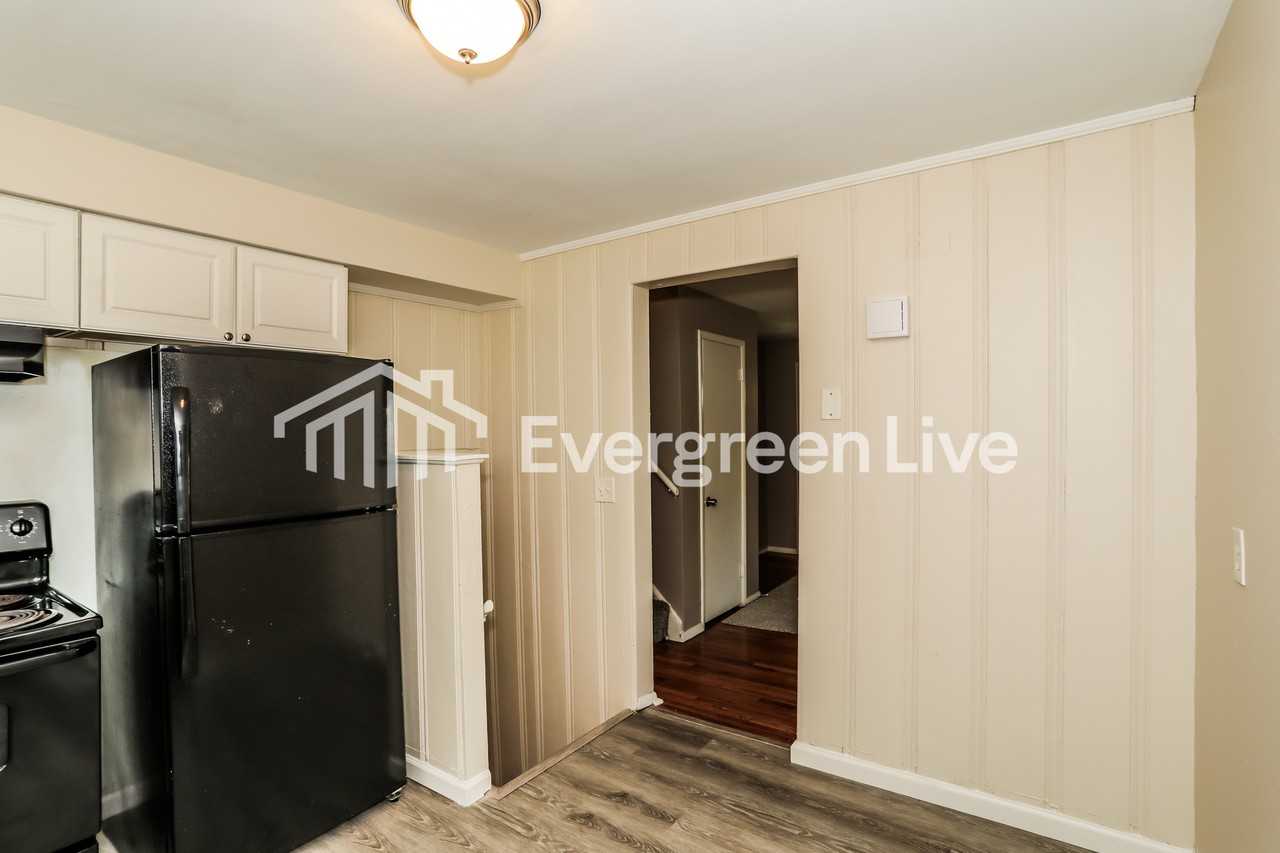1121 Hollywood Ave - Photo 7 of 15