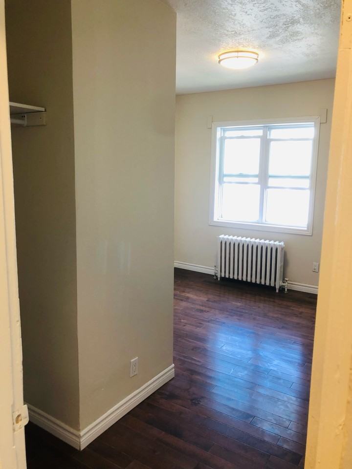 1124 Main St W #6 - Photo 5 of 6
