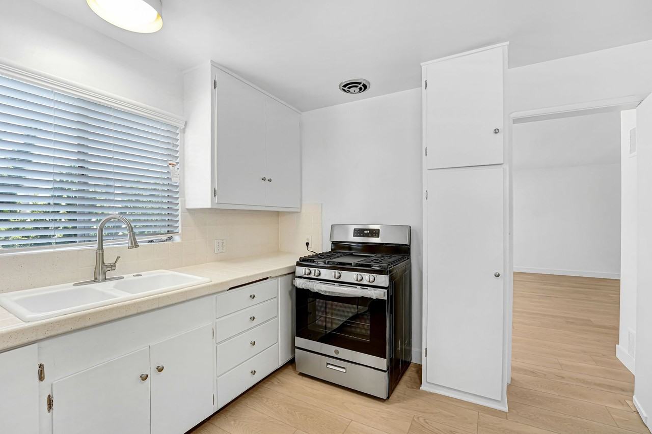303 California Ave, 3 blocks to the beach, North of Wilshire! - Photo 2 of 5