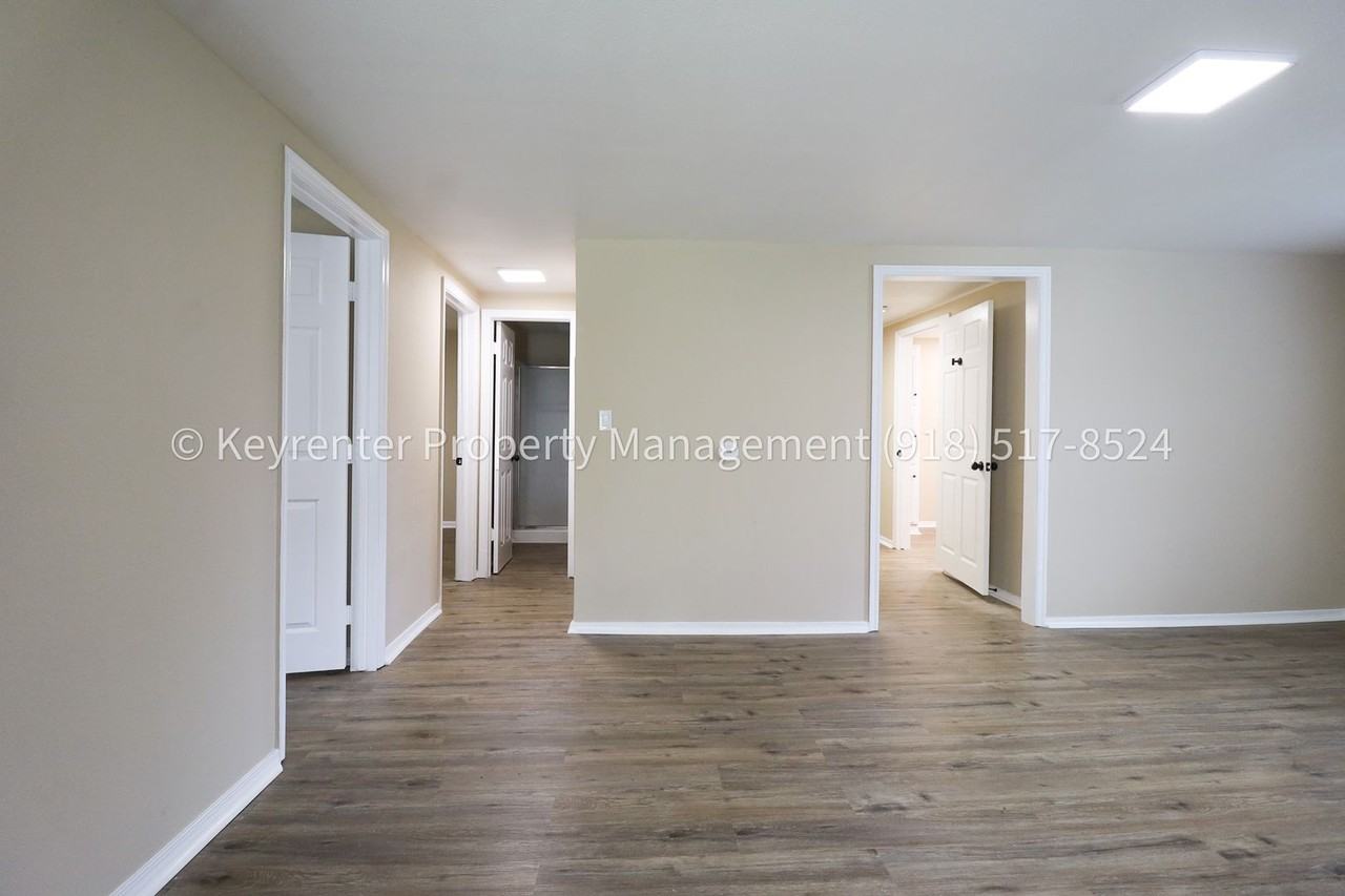 504 W Chestnut St - Photo 5 of 32