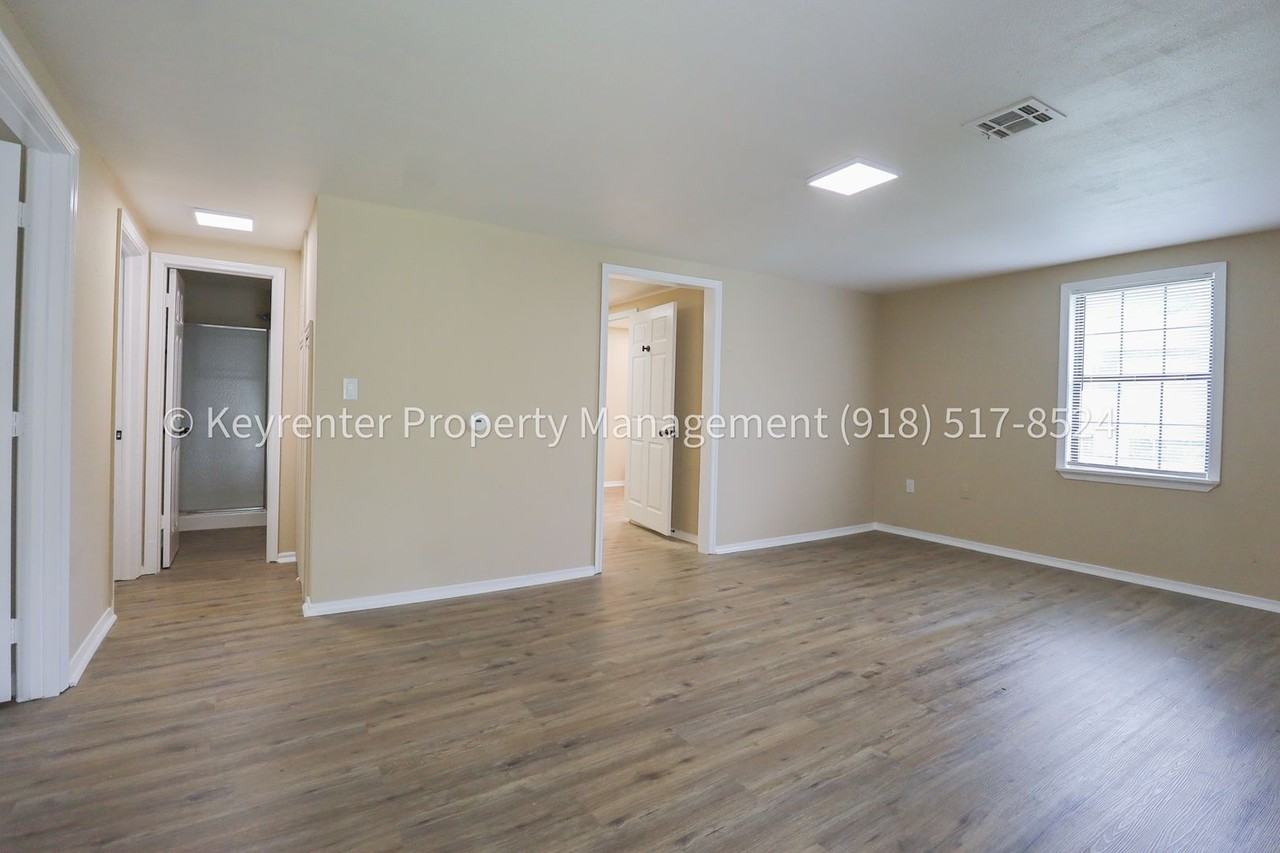 504 W Chestnut St - Photo 6 of 32