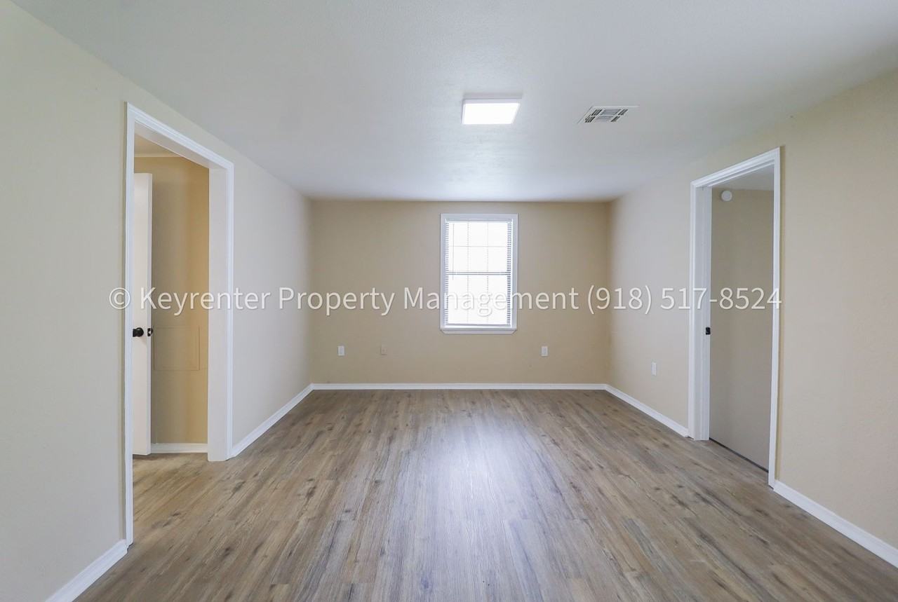 504 W Chestnut St - Photo 7 of 32