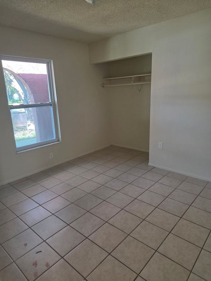 5613 8th Street Ct E - Photo 3 of 10