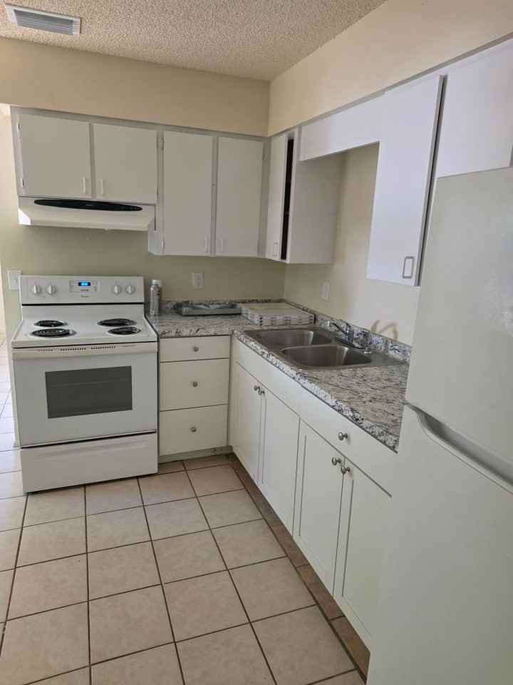 5613 8th Street Ct E - Photo 7 of 10