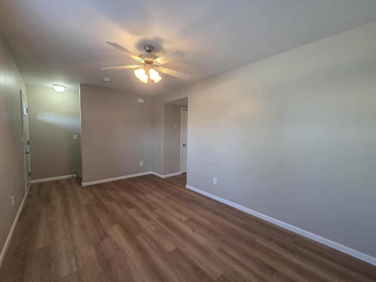 932 W 8th St - Photo 3 of 27