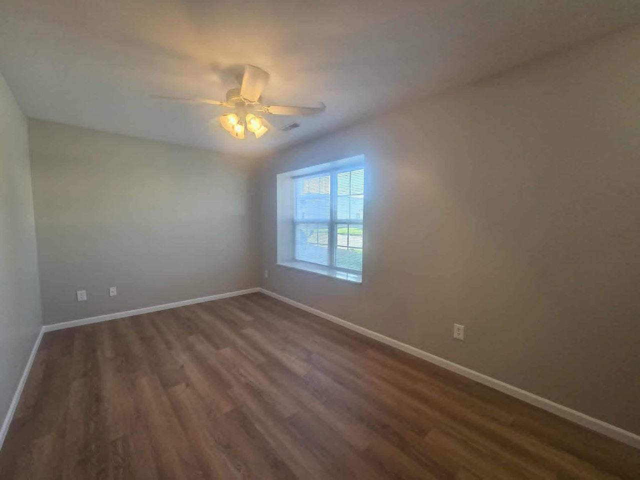 932 W 8th St - Photo 4 of 27